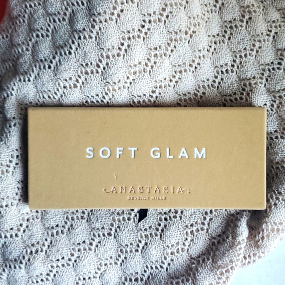 Anastasia Beverly hills Soft Glam palette (like new)